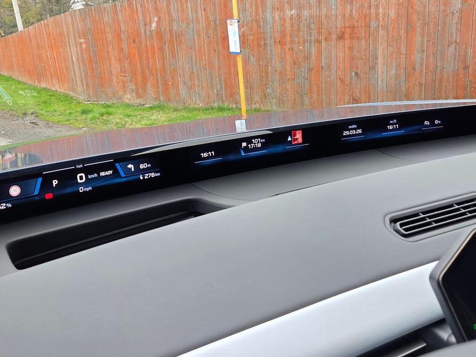 Na výběr je až šest okének, u nichž si posádka volí zobrazované informace. Jediné, co zůstává neměnné, je plocha před řidičem s provozními informacemi.