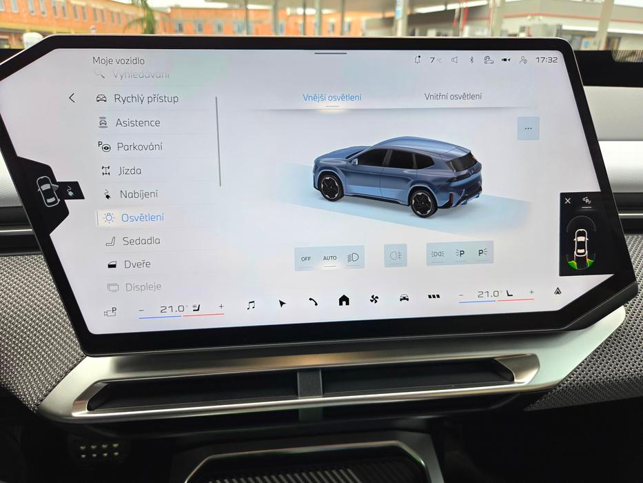17,9palcová obrazovka je zešikmená tak, aby co nejlépe předávala informace řidiči. Grafika i plynulost systému jsou naprosto bez výhrad.
