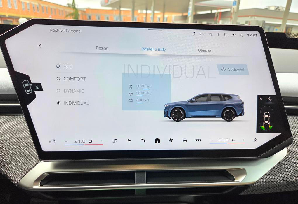 Elektrické SUV má několik jízdních režimů, v jejichž rámci lze nastavit třeba i charakteristiku řízení nebo sílu rekuperace.