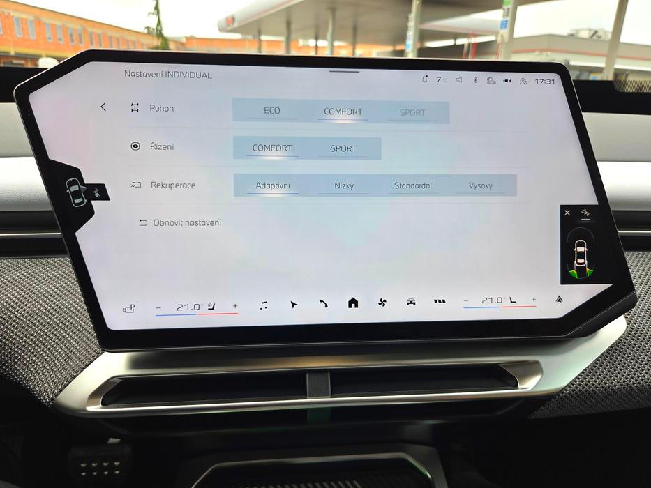 Nicméně rekuperaci nikdy úplně nevypnete, nejvíce se k tomu blíží adaptivní režim, v němž na dálnici umí iX3 i plachtit.