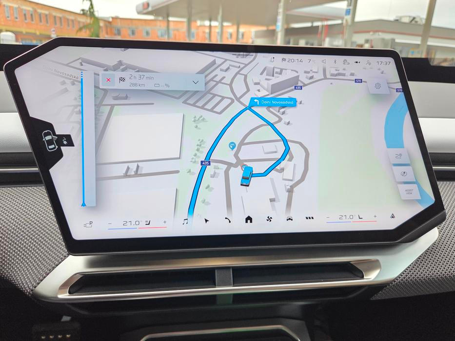 Navigace má velmi povedenou a detailní grafiku, navíc s malým historickým BMW, které slouží jako ukazatel, kam se přesně vydat. Předehřev baterie se při nastavení nabíjecí stanice jako cíle cesty zapne sám, případně jej lze aktivovat i ručně.