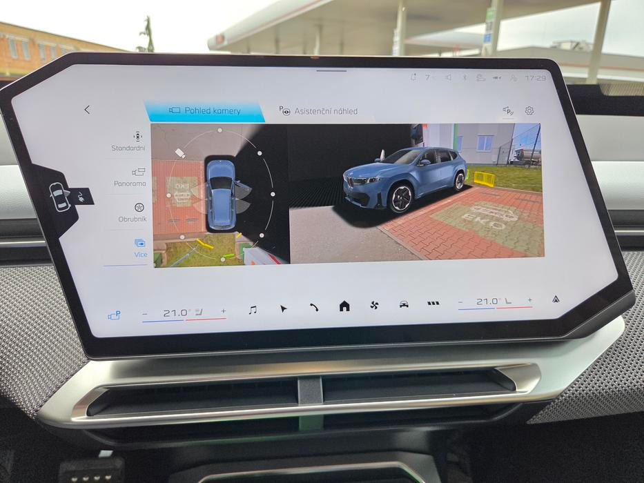 360stupňová kamera je součástí volitelného paketu, standardně má iX3 „jen“ couvací kameru.