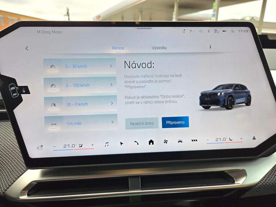 Na uzavřené trati dokonce umí auto zaznamenat i čas potřebný ke zrychlení na různé vzdálenosti.