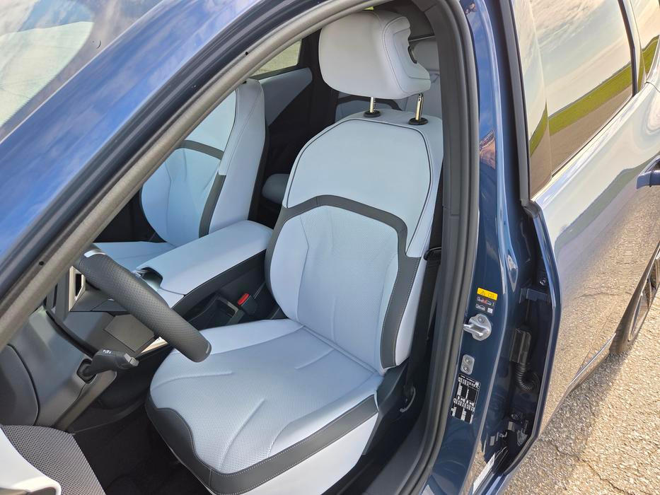 Volitelná sportovní sedadla mají skvělé boční vedení a jsou pohodlná, uvítali bychom ale možná jiné tvarování opěrky hlavy.