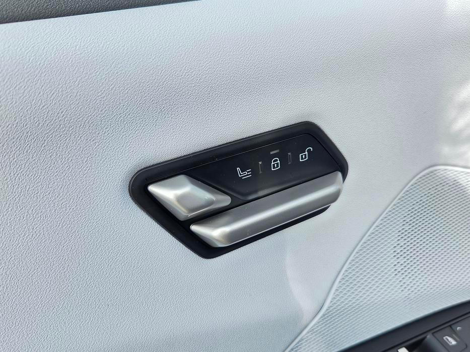 Elektrické nastavování sedaček je ve dveřích, nikoliv na boku sedadla.