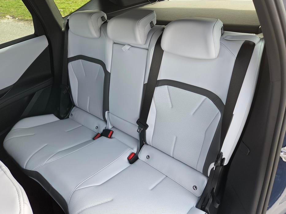 Vzadu potěší nejen prostor před koleny a nad hlavou, ale také rovná podlaha, která proto neomezuje ani cestujícího uprostřed.