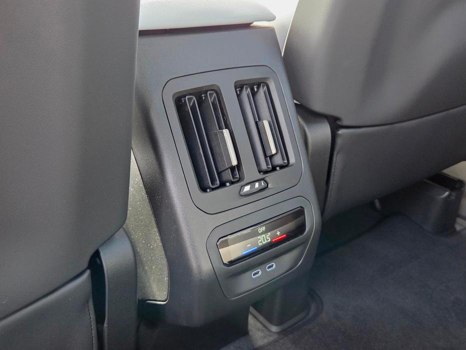 Třetí zóna automatické klimatizace je za příplatek.