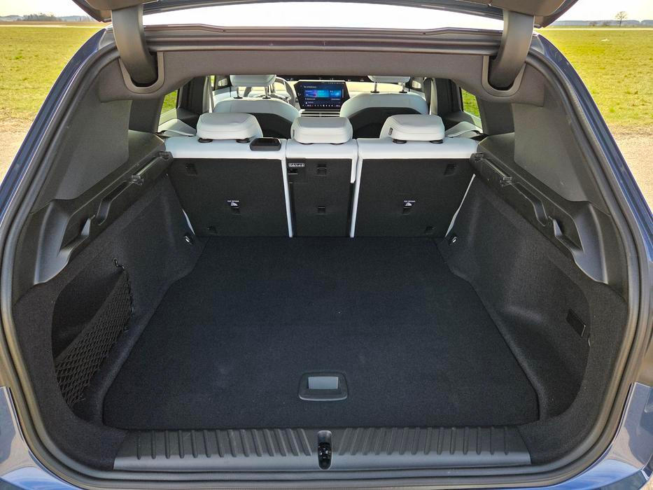 520 litrů je ve třídě slušný standard. BMW potěší pravidelným tvarem.