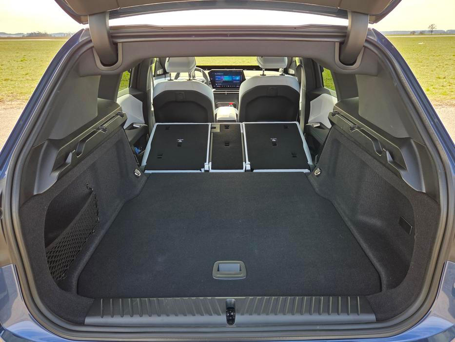 Po sklopení zadních opěradel vznikne rovná ložná plocha o objemu 1750 litrů.