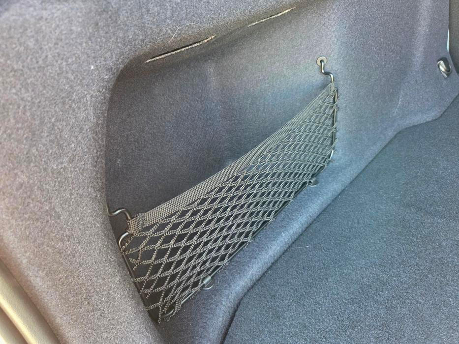 Na boku najdete praktickou a objemnou síťku.