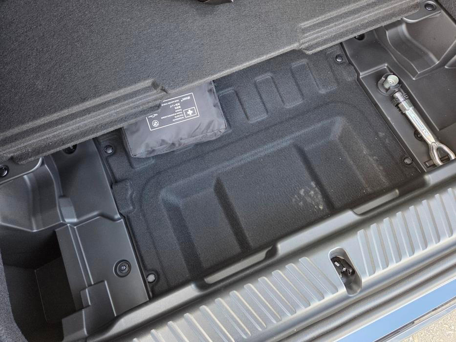 Další prostor navíc je pod dvojitou podlahou.