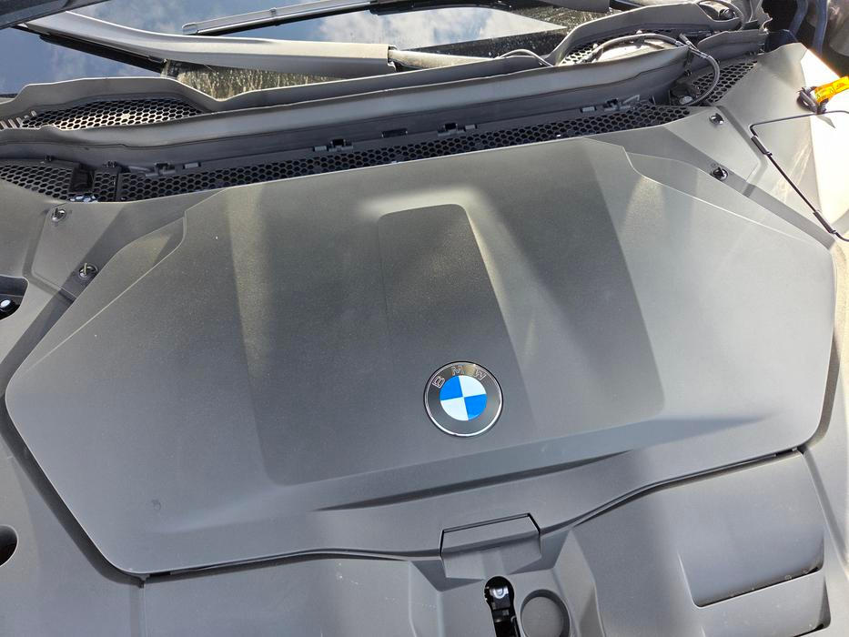 Pod přední kapotou je na první pohled jen plast.