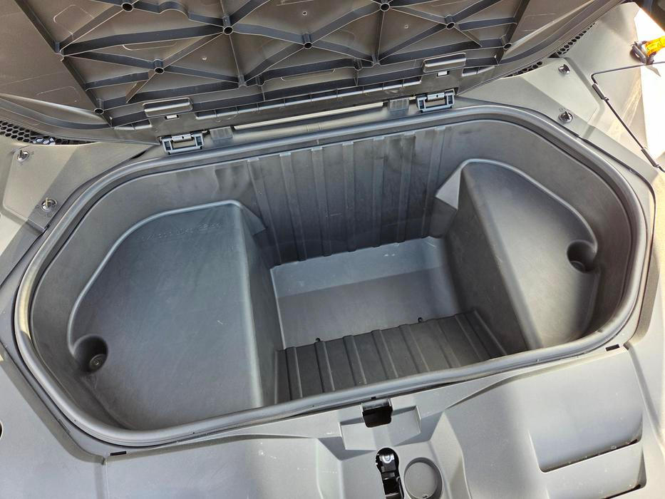 Nicméně pod ním se ukrývá 58litrový frunk, tedy přední kufr.