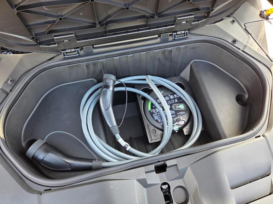 Pohodlně do něj složíte nabíjecí kabely a další drobnosti, které nechcete mít v zadním kufru.