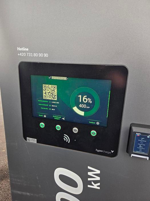 A pokud najdete 400kW nabíječku, iX3 skutečně dosáhne deklarovaného maximální nabíjecího výkonu.