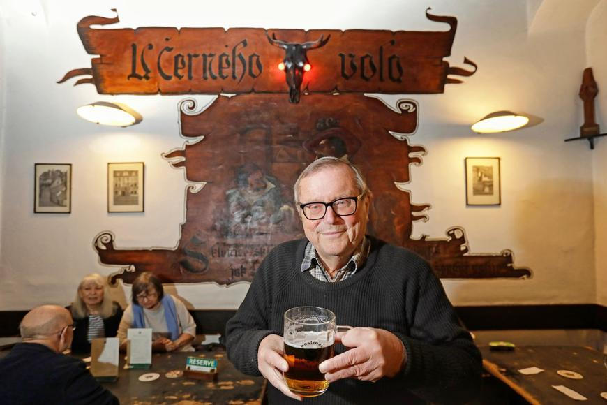 Deset let seděl na poličce, než směl ke stolu. U Černého vola pili filozofové i Havel