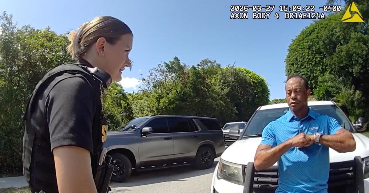 "Já jsem zatčený? Volal jsem si s prezidentem." Uniklé video ukazuje Woodse po nehodě