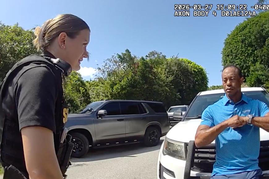 "Já jsem zatčený? Volal jsem si s prezidentem." Uniklé video ukazuje Woodse po nehodě