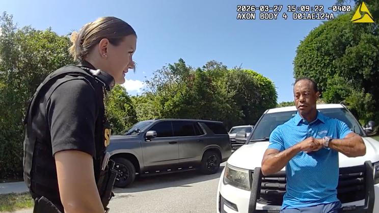 Tiger Woods s policisty po nehodě na záběru z kamery policistů