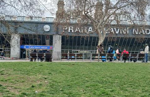 Nové lavičky před hlavním nádražím.