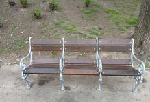 Nové lavičky před hlavním nádražím.