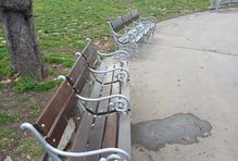 Nové lavičky před hlavním nádražím.