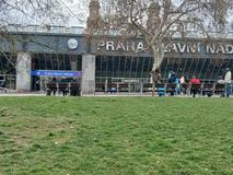 Nové lavičky před hlavním nádražím.