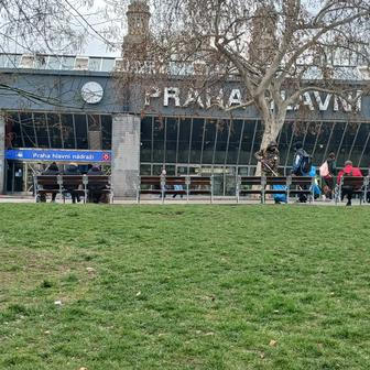 Nové lavičky před hlavním nádražím.