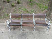 Nové lavičky před hlavním nádražím.