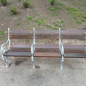 Nové lavičky před hlavním nádražím.