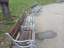 Nové lavičky před hlavním nádražím.