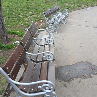 Nové lavičky před hlavním nádražím.