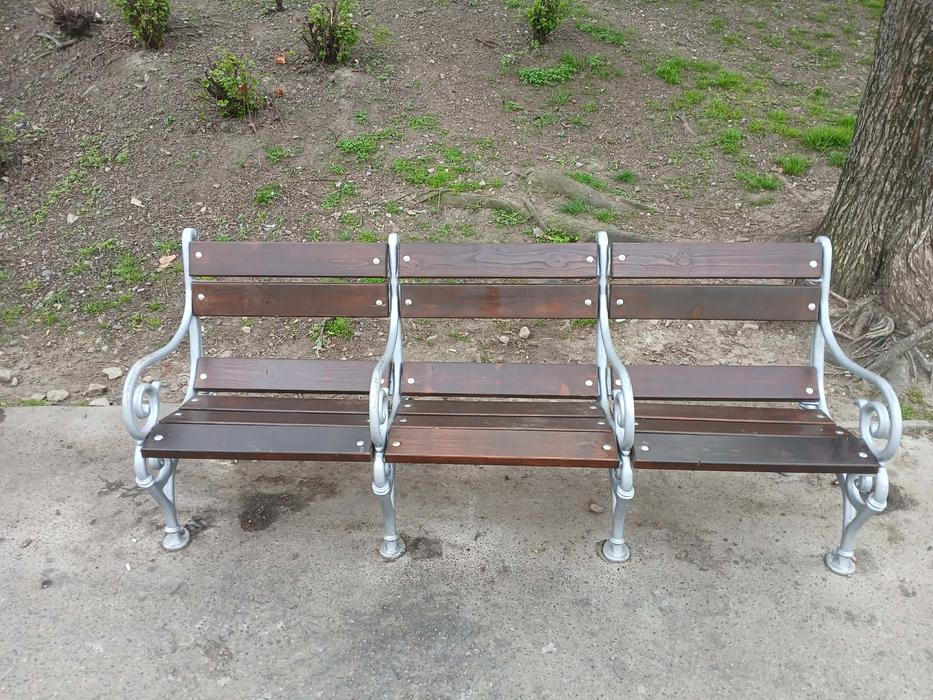 Nové lavičky před hlavním nádražím.