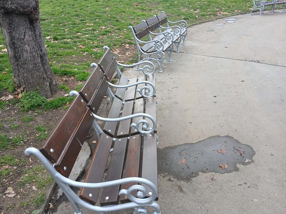 Nové lavičky před hlavním nádražím.