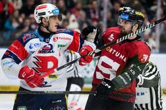 Lukáš Sedlák a Michael Špaček v zápase Sparty s Pardubicemi