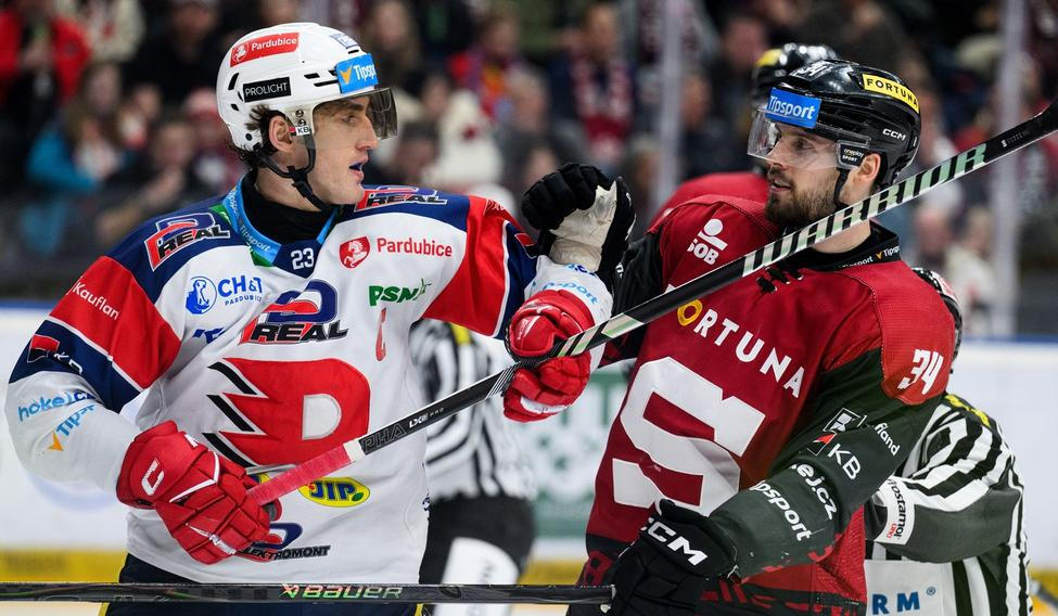 Lukáš Sedlák a Michael Špaček v zápase Sparty s Pardubicemi