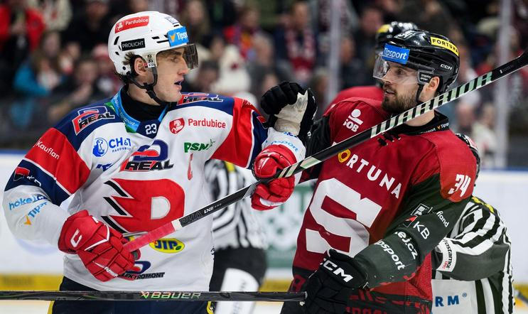 Lukáš Sedlák a Michael Špaček v zápase Sparty s Pardubicemi