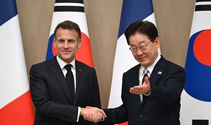 Francouzský prezident Emmanuel Macron se v sobotu dohodl se svým jihokorejským protějškem I Če-mjongem, že budou spolupracovat na znovuotevření Hormuzského průlivu a zmírnění světové ekonomické nejistoty způsobené válkou na Blízkém východě; š. března 2026.