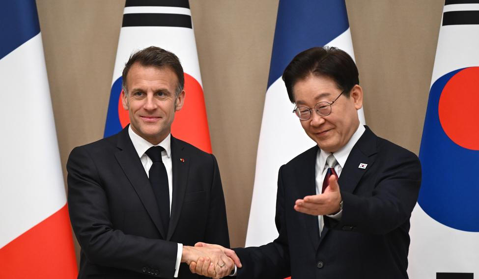 Francouzský prezident Emmanuel Macron se v sobotu dohodl se svým jihokorejským protějškem I Če-mjongem, že budou spolupracovat na znovuotevření Hormuzského průlivu a zmírnění světové ekonomické nejistoty způsobené válkou na Blízkém východě; š. března 2026.