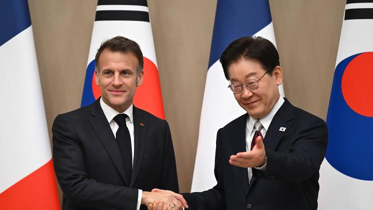 Francouzský prezident Emmanuel Macron se v sobotu dohodl se svým jihokorejským protějškem I Če-mjongem, že budou spolupracovat na znovuotevření Hormuzského průlivu a zmírnění světové ekonomické nejistoty způsobené válkou na Blízkém východě; š. března 2026.