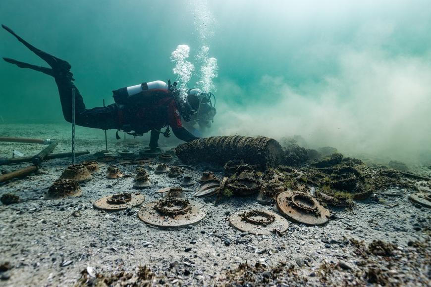 Potápěči nevěřili vlastním očím. Z hlubin jezera vytáhli náklad, který dva tisíce let nikdo nespatřil