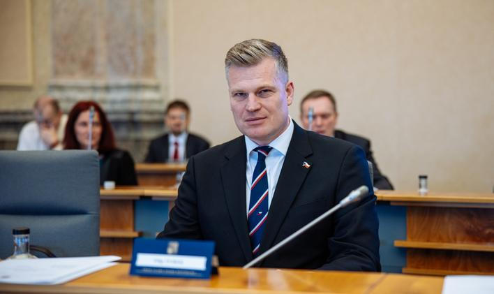 Schůze vlády, Filip Turek