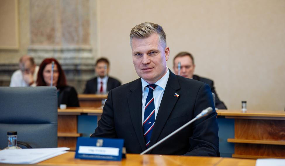 Schůze vlády, Filip Turek