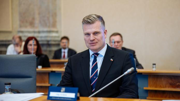 Schůze vlády, Filip Turek