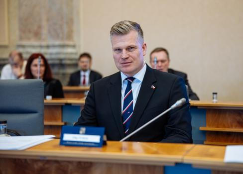 Schůze vlády, Filip Turek