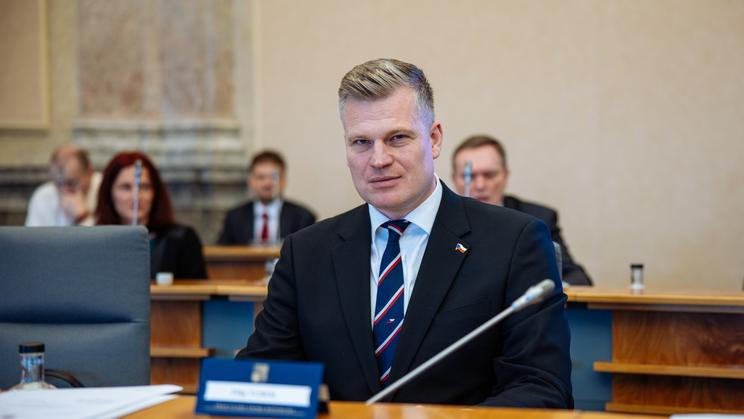 Schůze vlády, Filip Turek