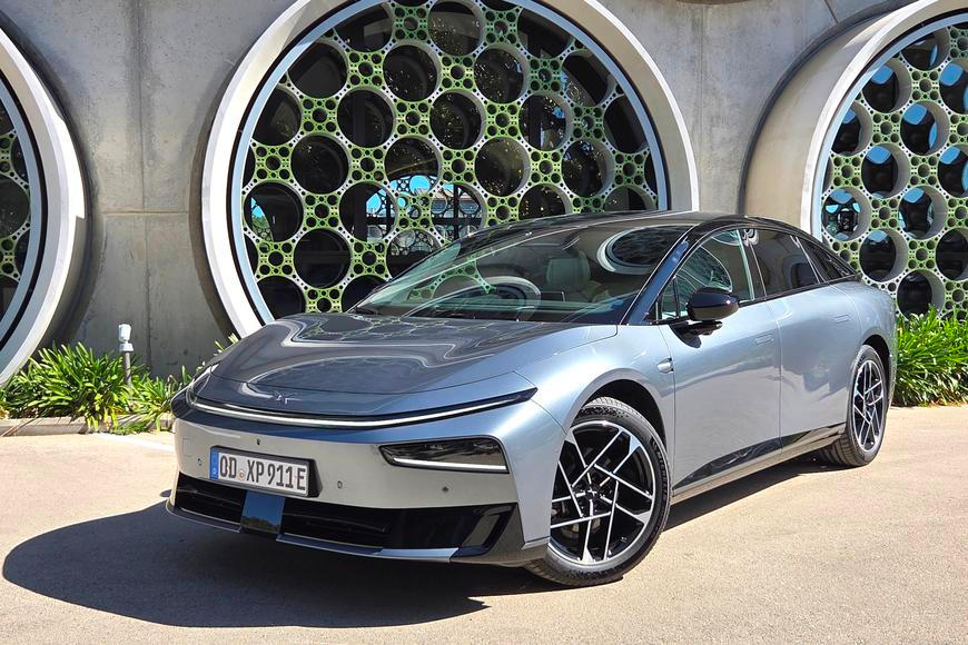 To má být auto z Číny? Xpeng P7+ klame původem a cenou překvapí i notorické šetřílky