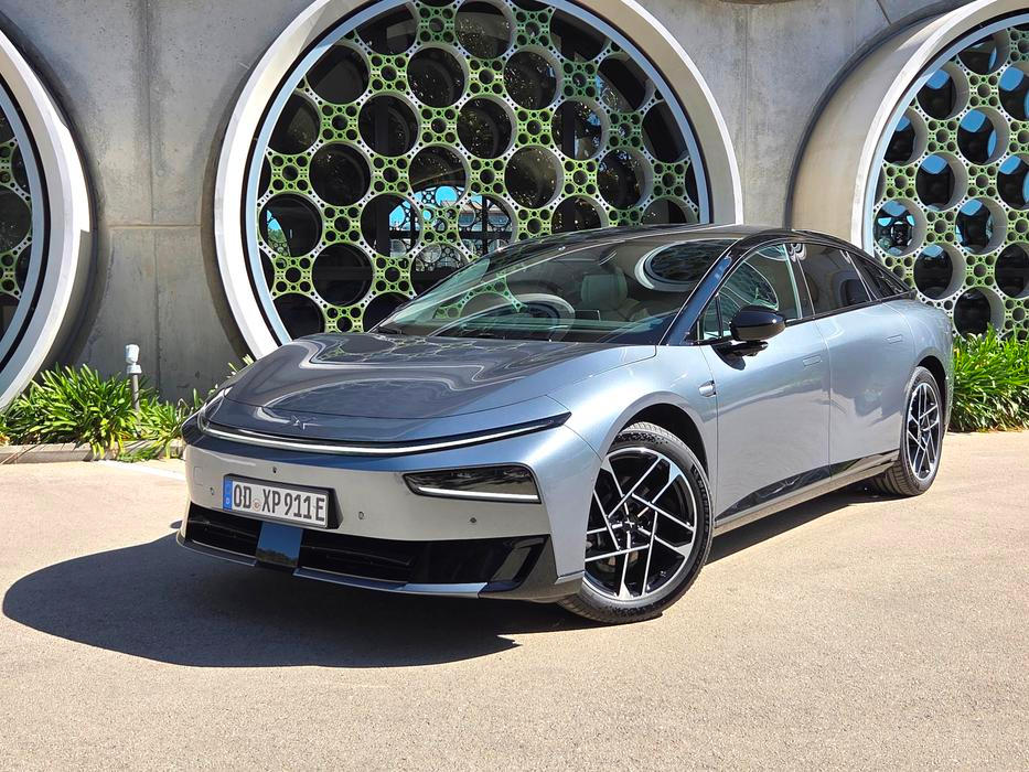 Čínská automobilka Xpeng uvede brzy i na český trh pětimetrový liftback P7+. Ten se v Číně představil v roce 2024, teď ale prošel modernizací.