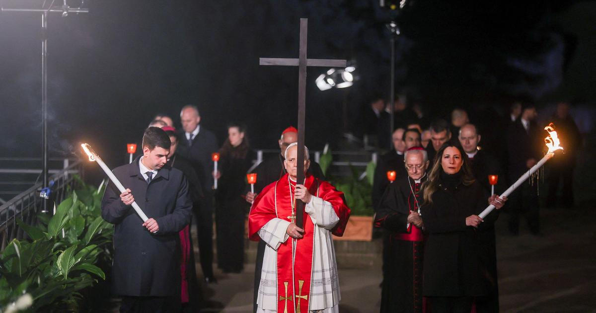 Papež na Velký pátek nesl kříž u Kolosea, mluvil se Zelenským a Herzogem