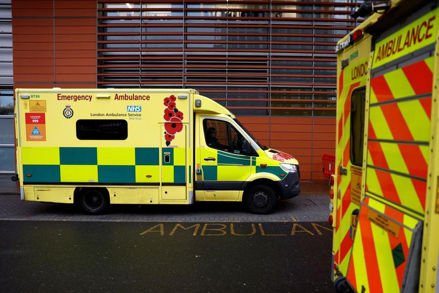 V Británii obvinili tři muže ze žhářského útoku na sanitky židovské organizace